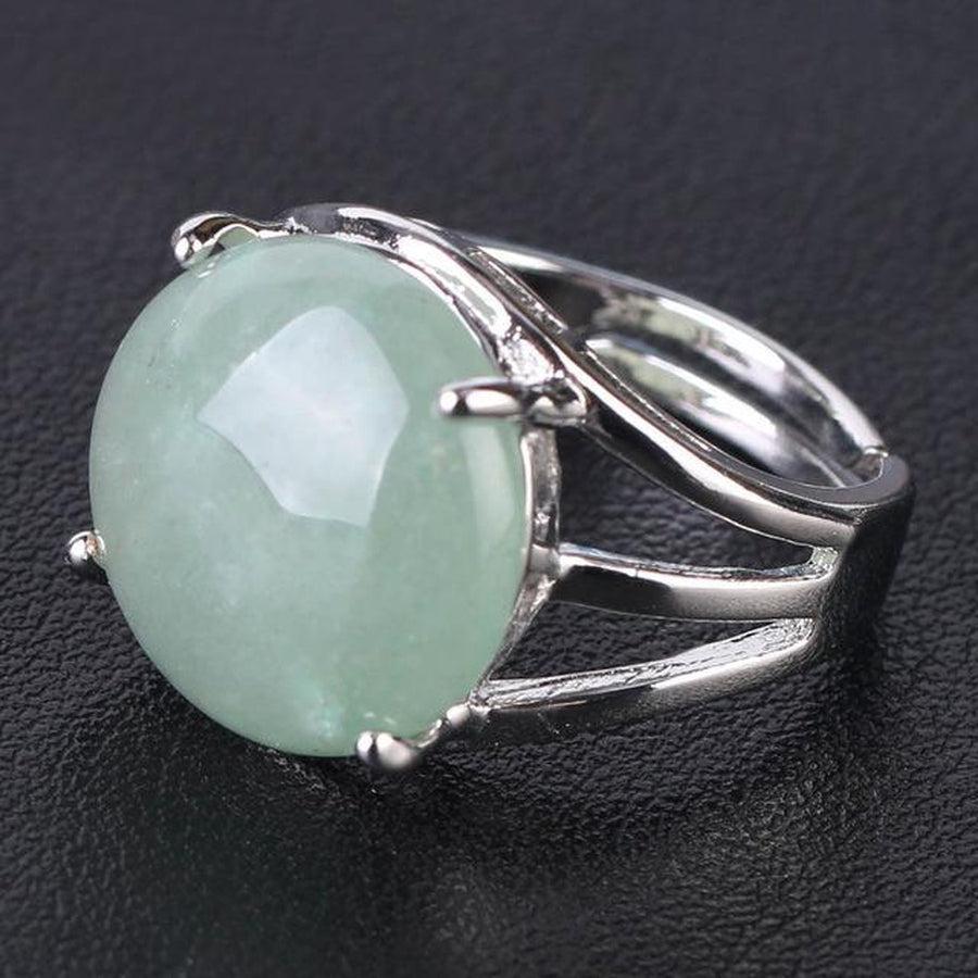 Détail d'une bague avec pierre marron sertie