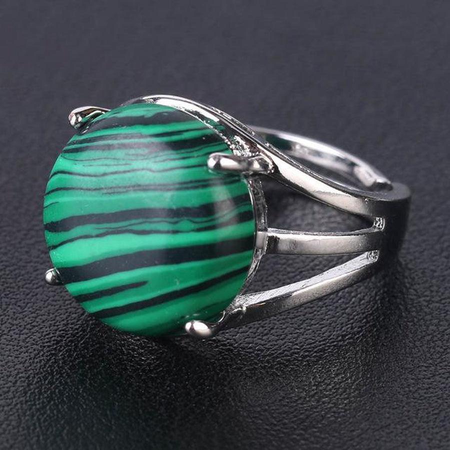 Vue de dessus d'une bague avec pierre verte