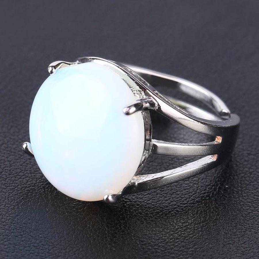 Bague avec cabochon en pierre rouge et griffes dorées