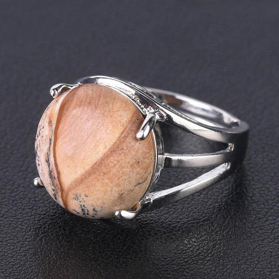 Main ornée d'une bague avec pierre violette sertie