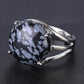 Vue de profil d'une bague avec pierre blanche