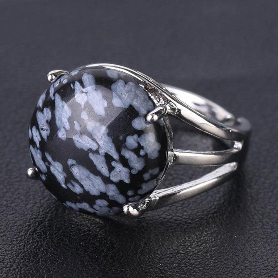 Vue de profil d'une bague avec pierre blanche