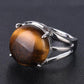 Bague avec cabochon en pierre rose et monture argentée