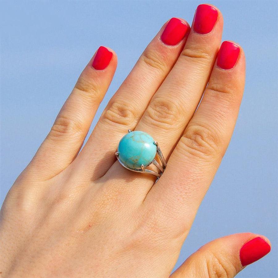 Bague avec cabochon en pierre bleue sertie de griffes