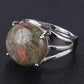 Bague avec cabochon en pierre bleue et monture dorée