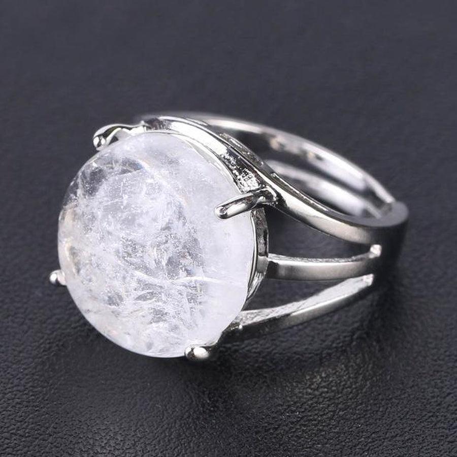 Vue rapprochée d'une bague avec pierre verte sertie