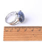 Bague en argent avec pierre rouge ovale sertie