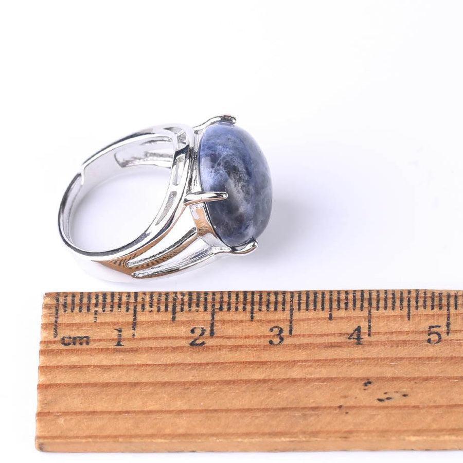 Bague en argent avec pierre rouge ovale sertie