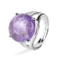 Vue de profil d'une bague avec pierre violette