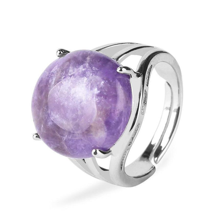 Vue de profil d'une bague avec pierre violette