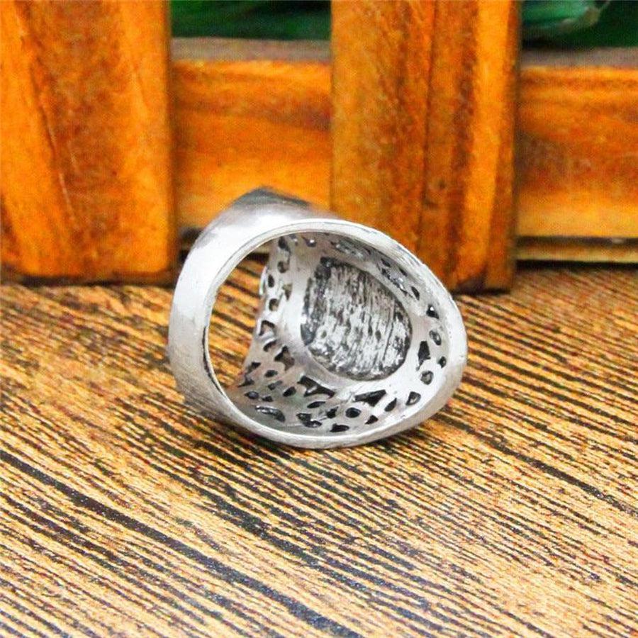 Vue rapprochée de la bague Œil de tigre ajourée