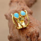 Vue rapprochée des détails de la bague en turquoise et laiton