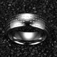 Vue rapprochée des motifs bouddhiques sur la bague en titane