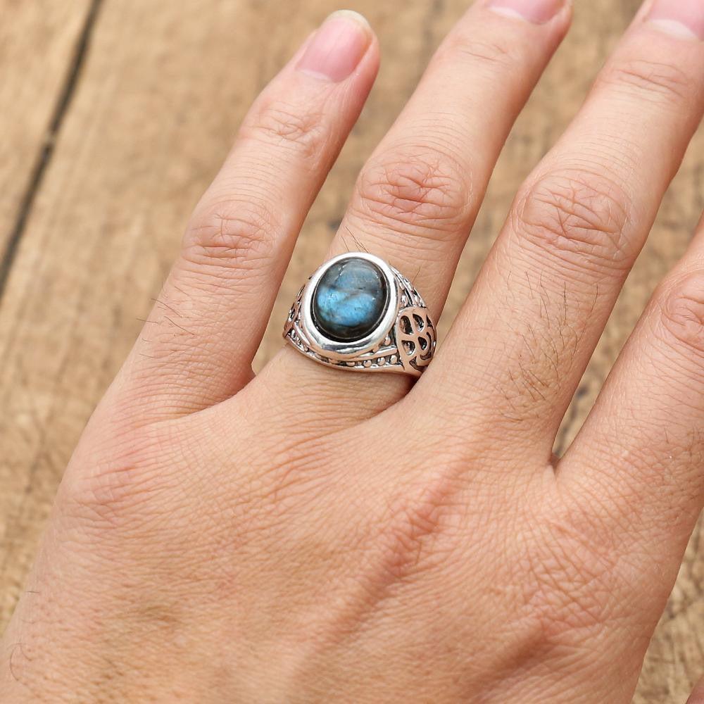 Gros plan sur la pierre de labradorite de la bague