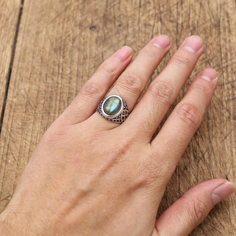 Bague en labradorite sur fond neutre, taille ajustable