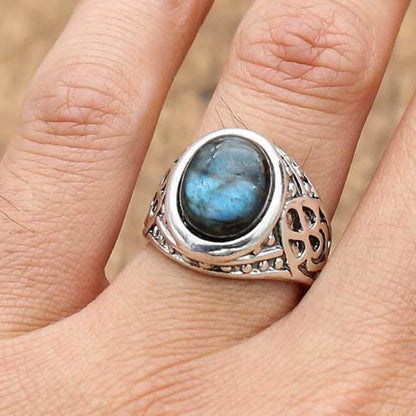 Détail du sertissage clos de la bague en labradorite