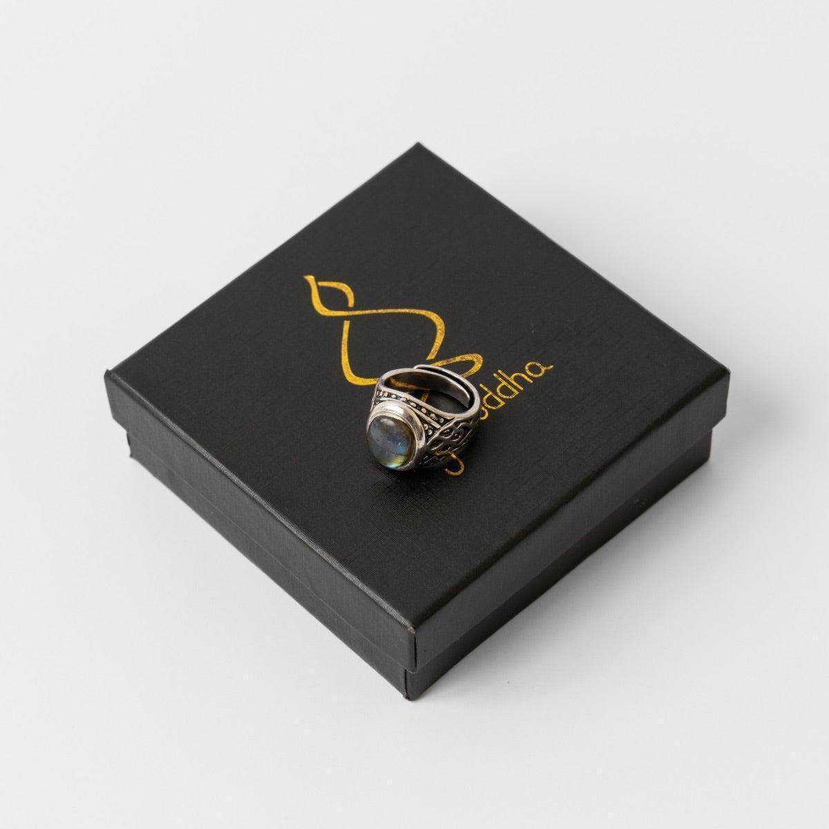 Bague en labradorite avec ciselures élégantes sur le pourtour