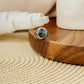 Bague antique en labradorite sur fond blanc