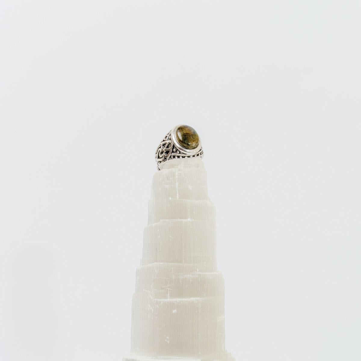 Détail des ciselures sur la bague en labradorite
