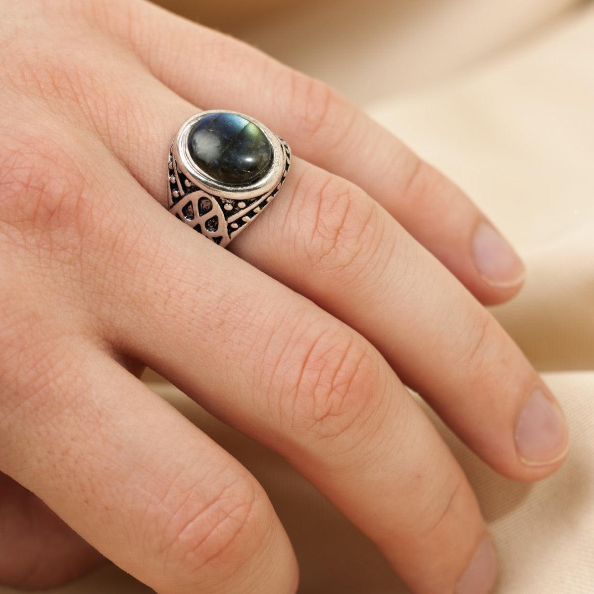 Vue latérale de la bague en labradorite ajustable