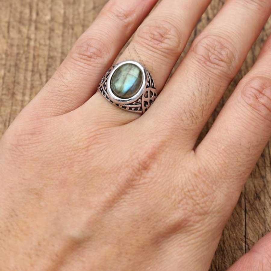 Bague en labradorite montrant la pierre protectrice
