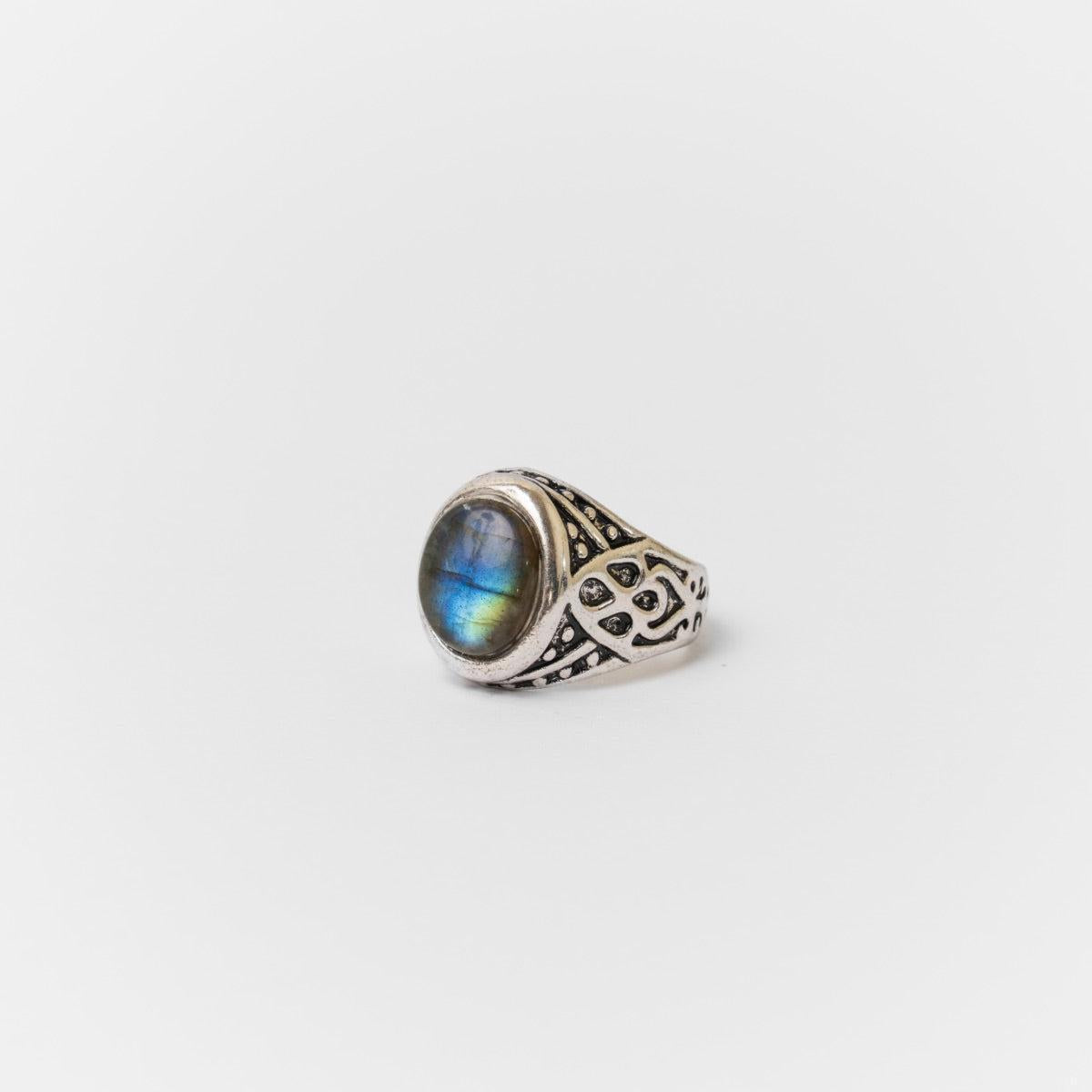 Bague en labradorite montrant la texture du métal