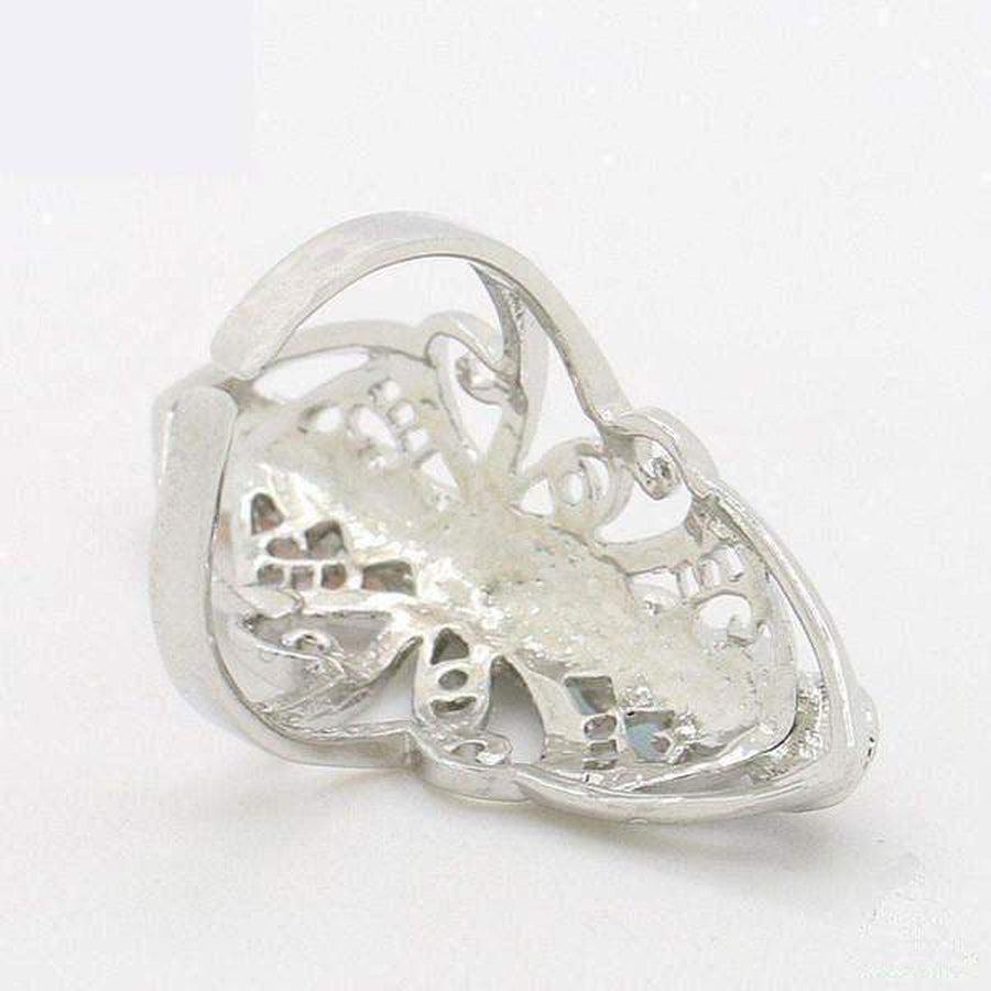 Vue rapprochée des pierres chakras sur la bague argentée