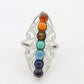 Bague en métal argenté avec pierres chakras en arc-en-ciel
