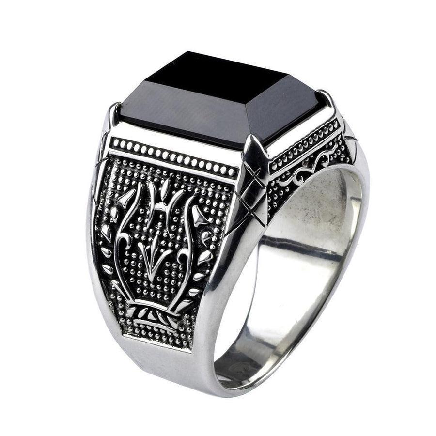 Détail du sertissage de la pierre d'obsidienne noire sur la bague