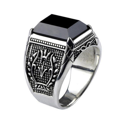 Détail du sertissage de la pierre d'obsidienne noire sur la bague