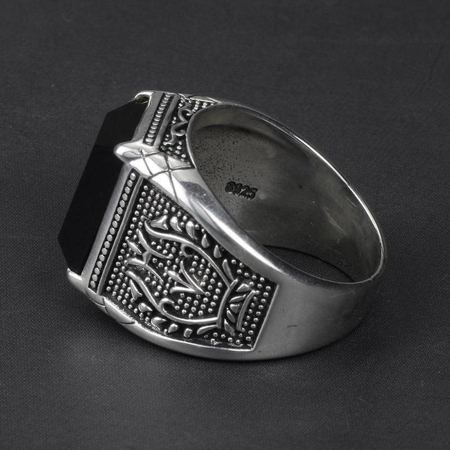 Vue de dessus de la bague en argent et obsidienne noire