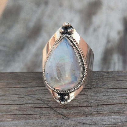 Détail de la bague montrant la pierre de lune et l'anneau