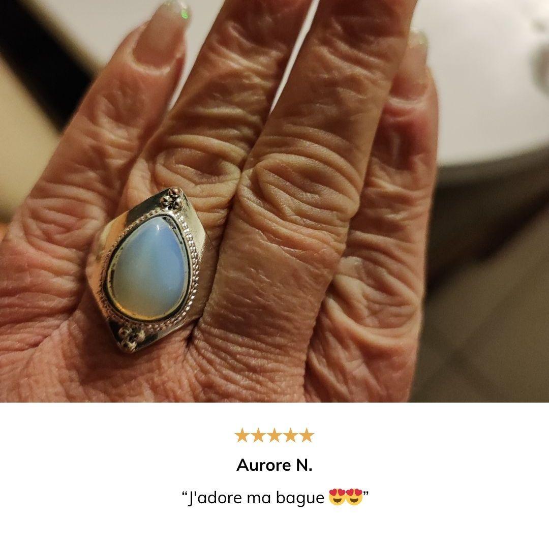 Bague en argent avec pierre de lune en goutte, vue de face