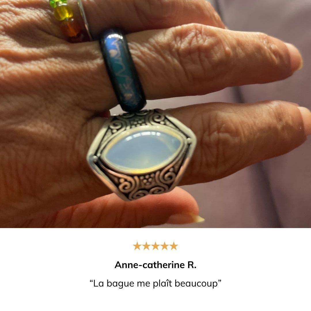 Gros plan sur la pierre de lune laiteuse sertie sur la bague