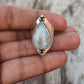 Vue latérale de la bague montrant les détails du sertissage