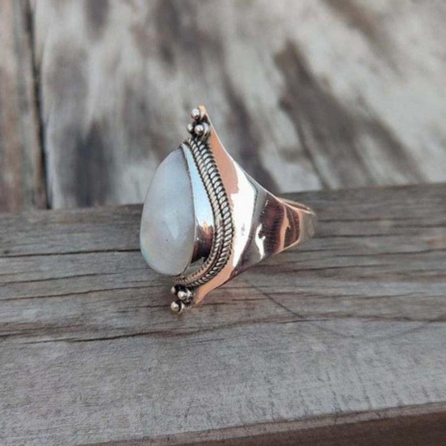 Bague avec pierre de lune, reflets irisés visibles