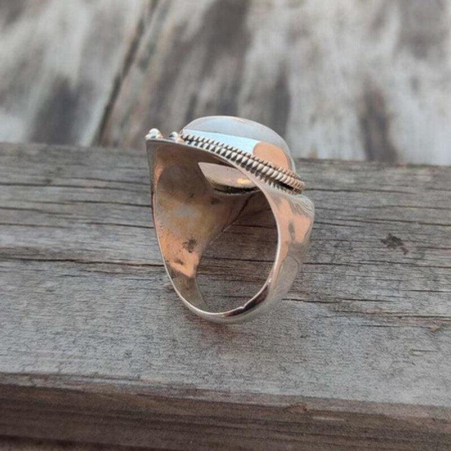 Bague en argent avec pierre centrale en forme de goutte
