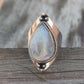 Vue d'ensemble de la bague, soulignant son design vintage