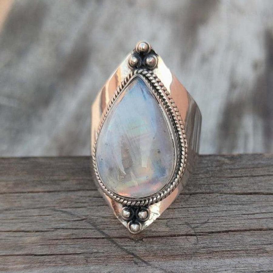 Vue d'ensemble de la bague, soulignant son design vintage