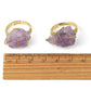 Bague avec citrine jaune, montrée sur un fond neutre