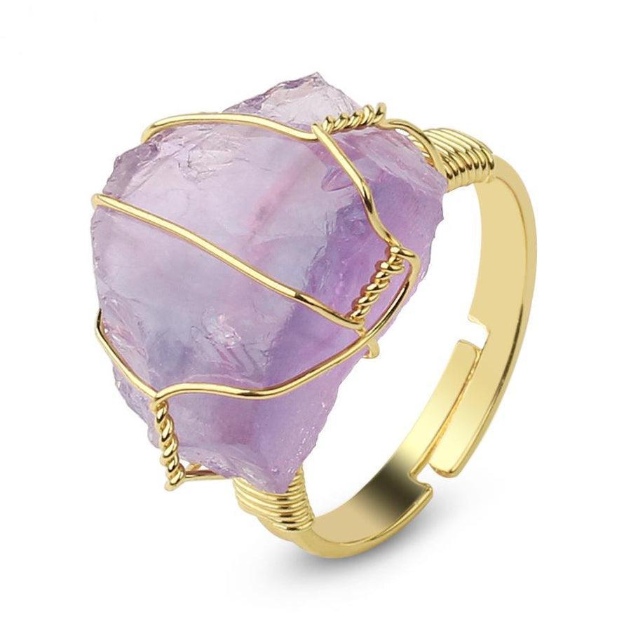 Bague réglable avec pierre d'améthyste violette en gros plan