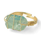 Main portant une bague avec pierre de quartz rose