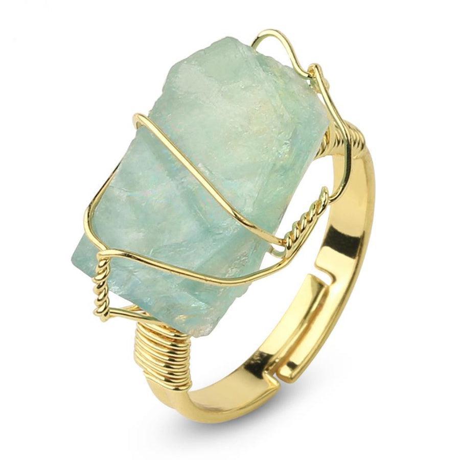 Vue latérale d'une bague avec pierre de quartz rose