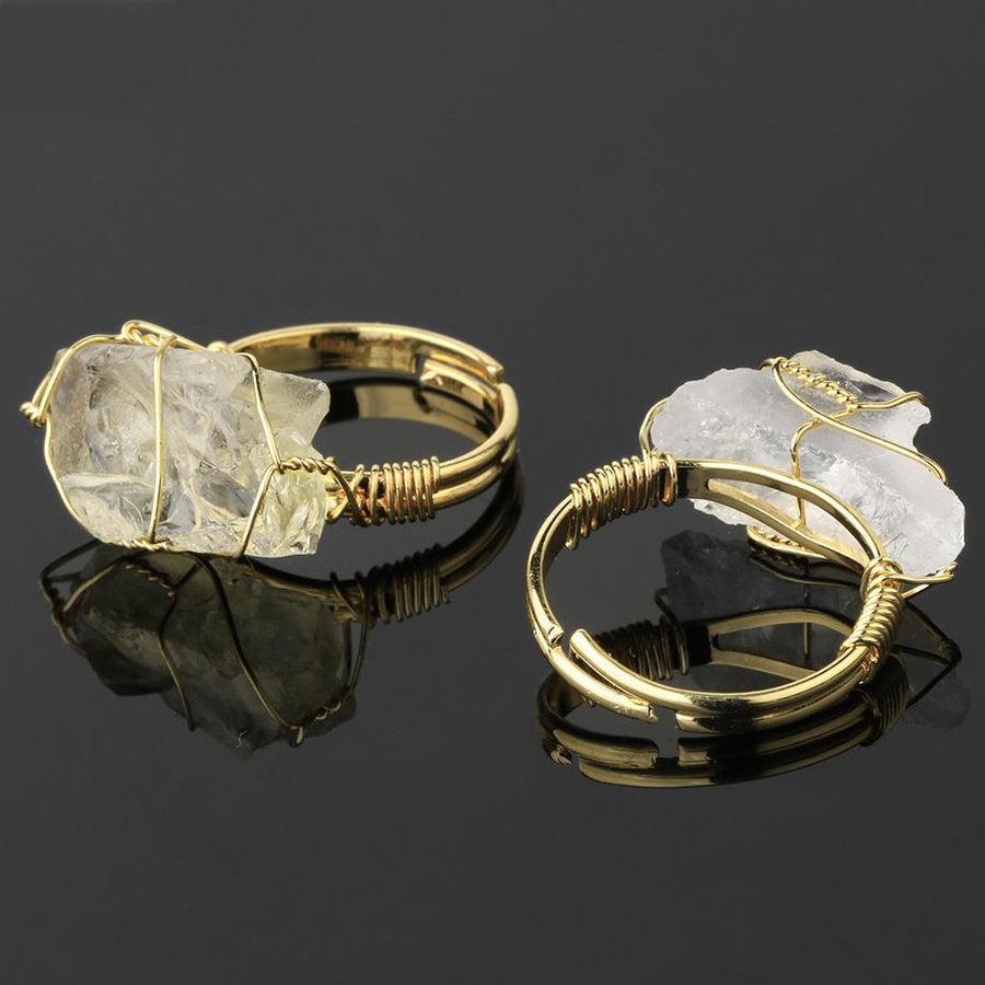 Bague ornée de fluorite verte, posée sur une surface blanche
