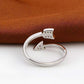Bague flèche argentée avec brillants, vue de côté