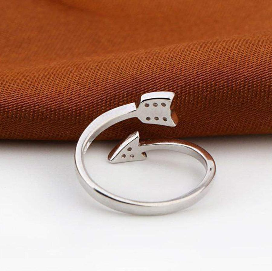 Bague flèche argentée avec brillants, vue de côté