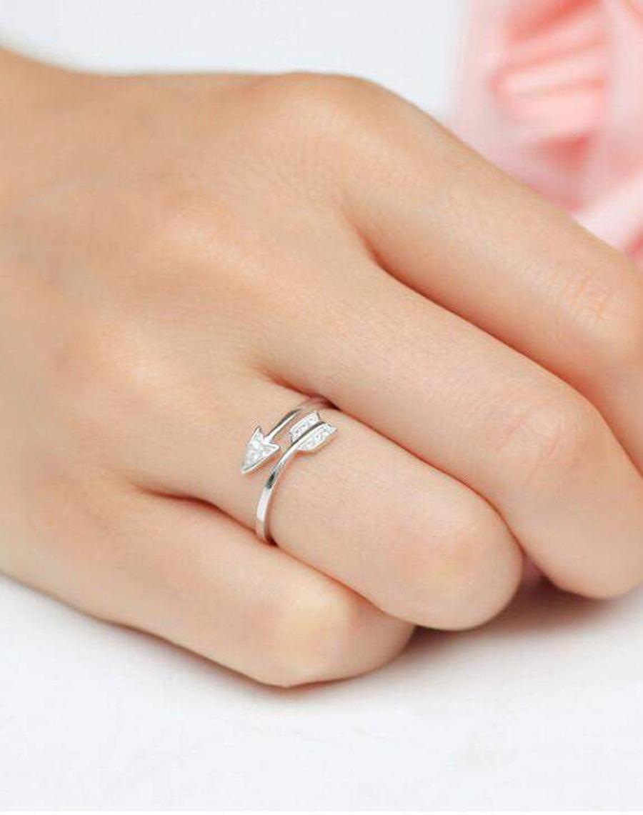 Gros plan sur la flèche argentée de la bague