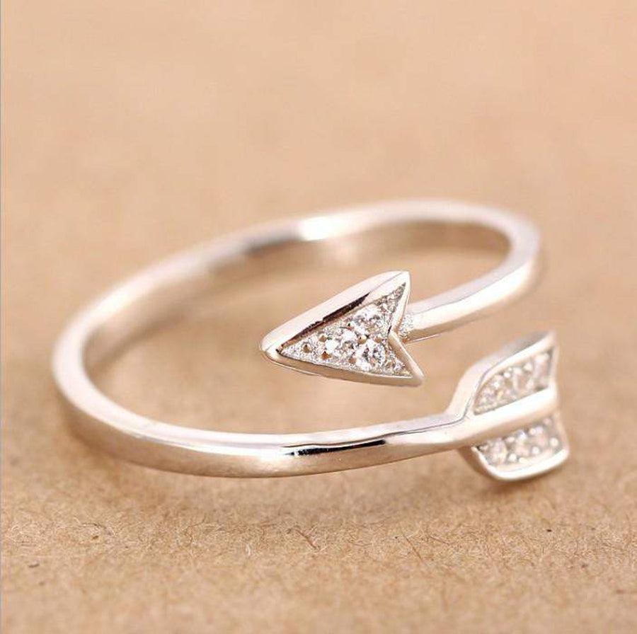 Bague flèche argentée, design élégant et polyvalent