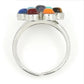 Vue rapprochée des pierres colorées sur la bague