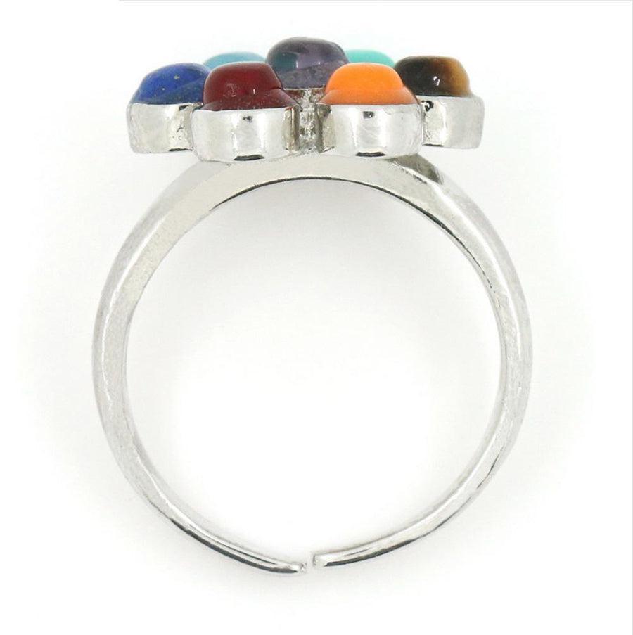 Vue rapprochée des pierres colorées sur la bague